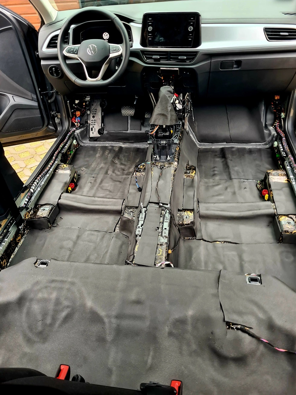 Zobacz jak wygłuszamy podłogę w VW T-Roc Wyciszenie podłogi w VW T-Roc