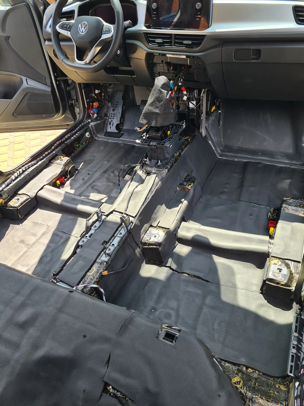 Zobacz jak wygłuszamy podłogę w VW T-Roc Wyciszenie podłogi w VW T-Roc
